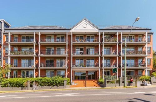 Windsor Apartment | Windsor Base - Steps to Shopping, Dining & Nightlife
