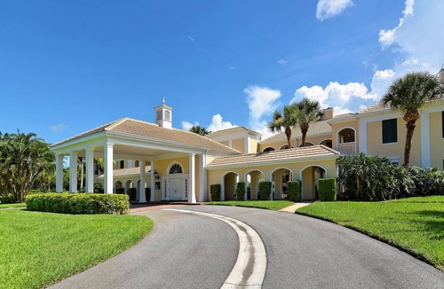 Osprey Apartment | Windsor Lodge Unit 15, studio, close to the beaches, pool access