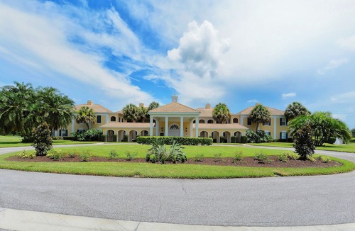 Osprey Apartment | Windsor Lodge Unit 18, studio, close to the beaches, pool access