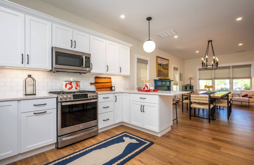 Arundel Cottage | Windswept cottage, heated pools, 15 Mins to beaches, Hiking Trails, & game room