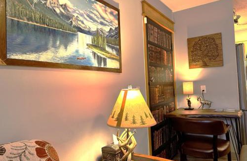 Canmore Apartment | Windtower Lodge FullKitchen-Kingbed Suite-MntView-UGParking-Walk2DT