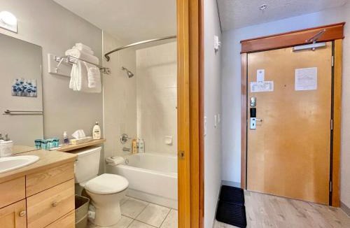Canmore Apartment | Windtower Lodge Queen Bed Suite-UGParking&Walking2DT