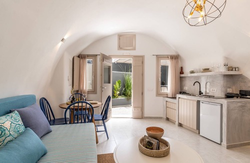 Pyrgos House | Wine and Yard Caves