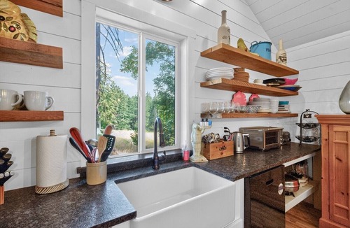 Far West Cottage | Wine Country Horse Farm Cabin Near Wineries!