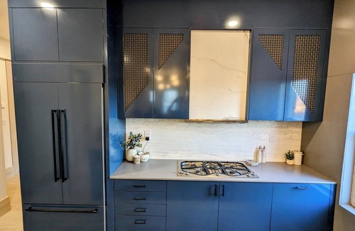 South Main Street Apartment | Wine, Dine, Walk! Designer Style & Prime Location Modern 1st Floor Apartment