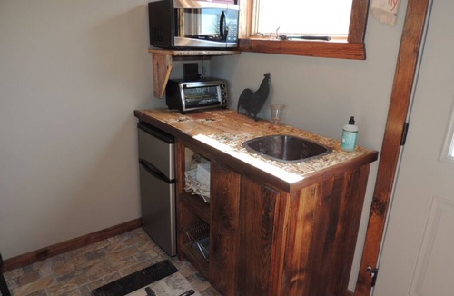 Treloar Bed & Breakfast | Wine Haus: charming cottage with breathtaking views of the Missouri River!