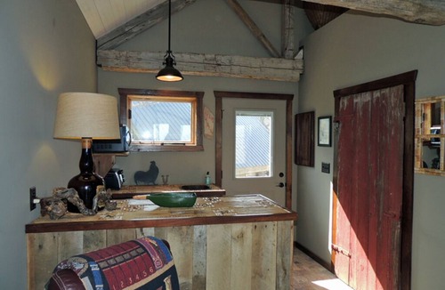 Treloar Bed & Breakfast | Wine Haus: charming cottage with breathtaking views of the Missouri River!