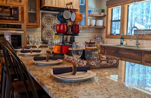 Broken Bow Cabin | Wine Time – Luxury Cabin – Relaxing Pool Retreat, Seasonal Creek