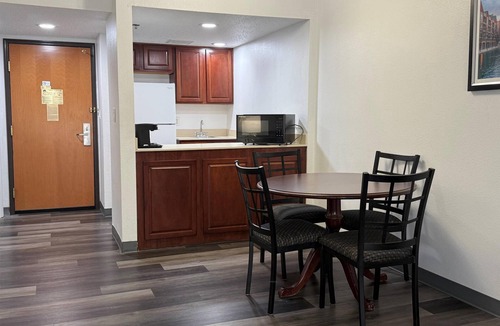 Wayne Hotel | Wingate by Wyndham Indianapolis Airport-Rockville Rd.