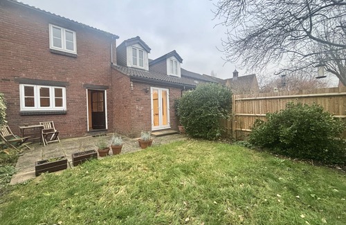 Bracknell Ski Chalet | Winkfield Charming Three-Bedroom House