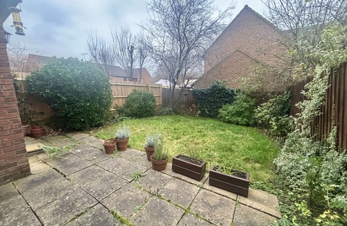 Bracknell Ski Chalet | Winkfield Charming Three-Bedroom House