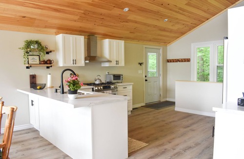 Dorset Cottage | Winter Fun, Dog OK, Fireplace, WiFi, SkiDoo, FIFA Welcome