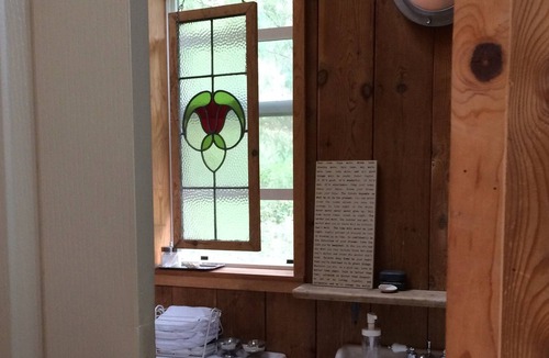 Salt Spring Island House | Winter Holidays! Sleeping Cabin for Romantic or Small Family Getaway