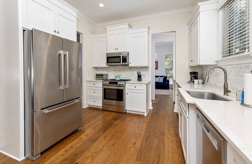 Demere Park House | Winter Special! Large family home w private pool!