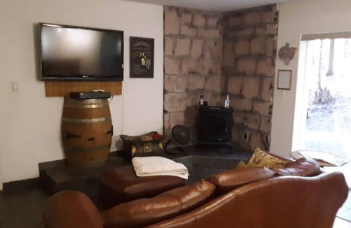 Arnold House | Winterfell - No Hidden Fee; Dog OK; King Bed