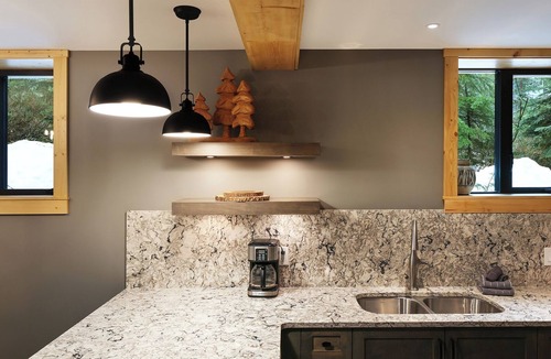 Courtenay Ski Chalet | Wintergreen Lodge - D - Hot tub!