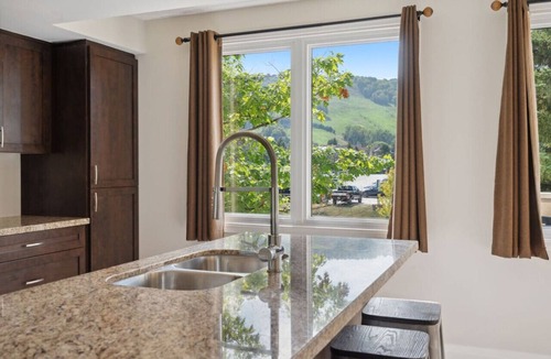 The Blue Mountains House | Wintergreen Spacious 2 Story Townhome Sauna 2‑Min Walk to Village