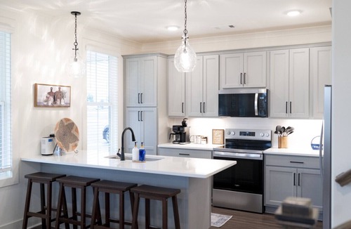 Auburn House | Wire Road Getaway – Sleeps 10 with En Suite Baths