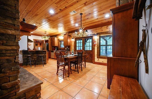 Broken Bow Cabin | Wisdom Creek is a one story, 3-bedroom cabin, 5 bed types, sleeps 8 people.
