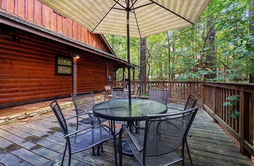 Broken Bow Cabin | Wisdom Creek is a one story, 3-bedroom cabin, 5 bed types, sleeps 8 people.