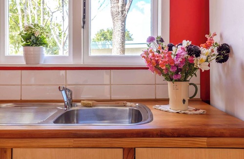 Oneroa House | Wisteria Cottage - A Hidden Oneroa Escape