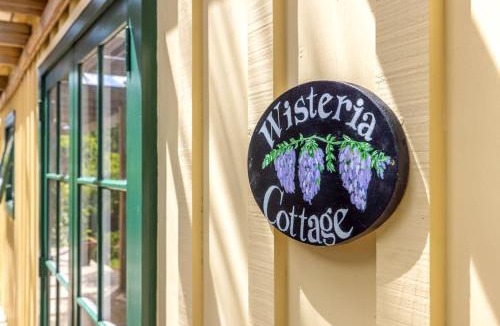 Oneroa House | Wisteria Cottage - A Hidden Oneroa Escape