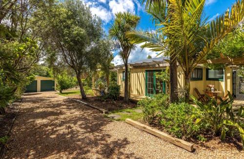 Oneroa House | Wisteria Cottage - A Hidden Oneroa Escape