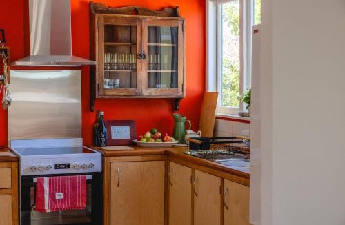 Oneroa House | Wisteria Cottage - A Hidden Oneroa Escape