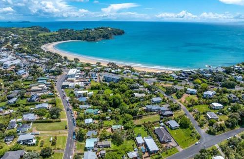 Oneroa House | Wisteria Cottage - A Hidden Oneroa Escape