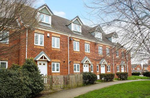 Nuneaton House | Wisteria House Nuneaton by Smart Corporate Stays
