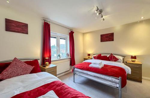 Nuneaton House | Wisteria House Nuneaton by Smart Corporate Stays