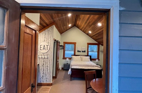 North Bend House | Witch Hazel Cottage with Jacuzzi tub & fireplace