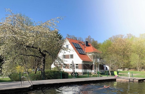 Harz Apartment | With a fireplace and a balcony – a retreat among the treetops