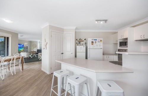 Yamba House | Witonga Waters - Pet Friendly Luxury Waterfront Escape with Pool & Pontoon - Holiday Yamba