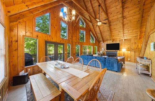 Flat Hollow Marina Cabin | Witt's Cove Landing Lakefront, cov'd dock+hot tub