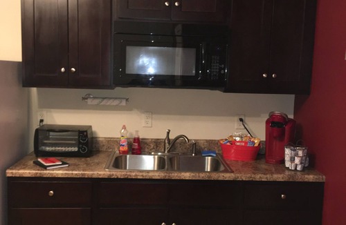 Bowling Green House | WKU, Beechbend & BG Visitors- This Suite Retreat is For YOU!