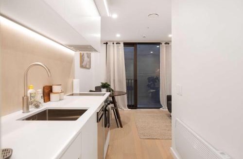 Te Aro Apartment | WLG CBD 1BR - Luxe Hyde Lane Stay with Amenities