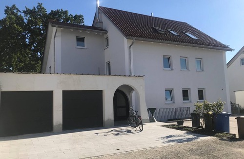 Dasing Apartment | Wohnung Orange - Helle FeWo mit gemütlicher Sitzecke und kostenfreiem WLAN
