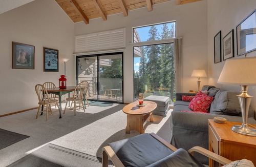 Coffeyville House | Wolf Den: 2 BR, 1.5 BA Townhouse in Carnelian Bay, Sleeps 5