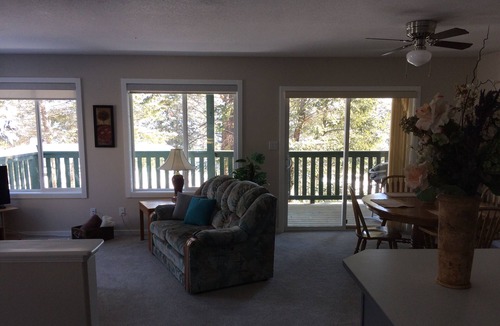 Invermere House | Wolf Den , a quiet and charming mountain getaway !!
