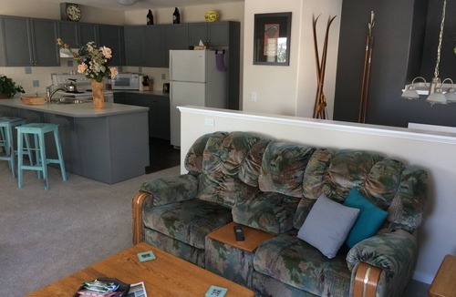 Invermere House | Wolf Den , a quiet and charming mountain getaway !!