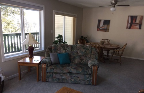 Invermere House | Wolf Den , a quiet and charming mountain getaway !!