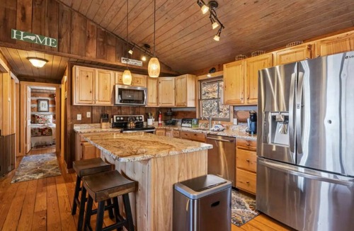 Wolf Laurel Cabin | Wolf Laurel-Authentic Cabin-Mountain Views-Ski Hatley Pointe-Hiking-A/T-Big Bald