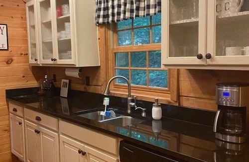 Wolf Laurel Cabin | Wolf Laurel Bee Mountain Retreat - Pet Friendly