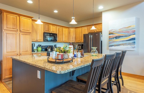Wolf Laurel House | Wolf's Den~Mountain Views~Hot Tub~Theater~Near Blue Ridge Parkway and AVL!