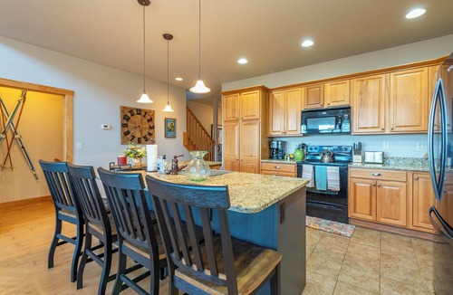 Wolf Laurel House | Wolf's Den~Mountain Views~Hot Tub~Theater~Near Blue Ridge Parkway and AVL!