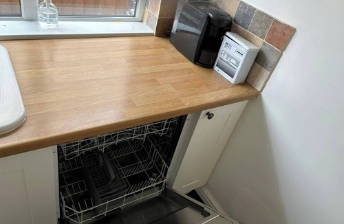 Wolverhampton House | Wolves Retreat Sleeps 7 with Garden Parking