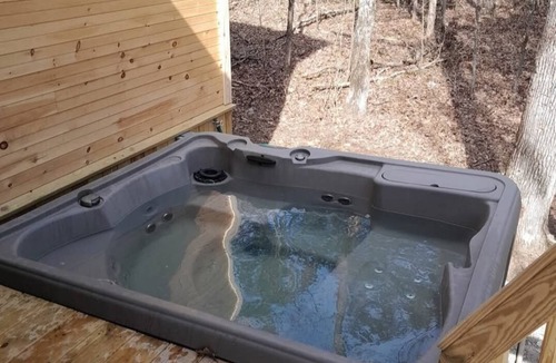 Poughkeepsie Cabin | Wonderful 2-bedroom cabin nestled in the quiet hills of Arkansas.