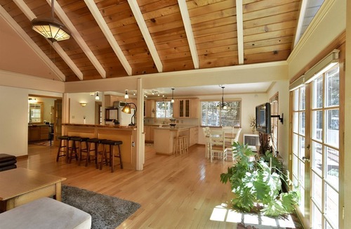 Mount Shasta Cabin | Wonderful Cabin with Hot-tub and Barbecue in Black Butte Ranch, California
