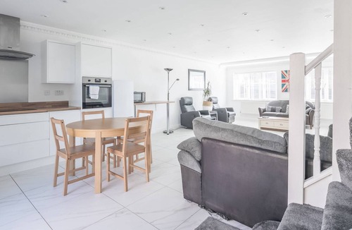 Cherry Hinton House | Wonderful Family Home with Free Parking